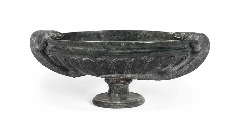 AN ITALIAN SERPENTINE MARBLE TAZZA 
LATE 19TH CENTURY 
The handles modelled as lizards, the lobed