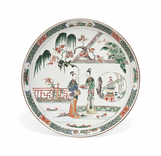 A CHINESE FAMILLE VERTE SAUCER-SHAPED DISH 
KANGXI PERIOD (1662-1722) 
Enamelled and gilt to the