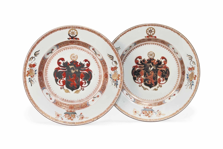 A PAIR OF CHINESE ARMORIAL PLATES 
YONGZHENG PERIOD, CIRCA 1723 
Each finely decorated at the centre