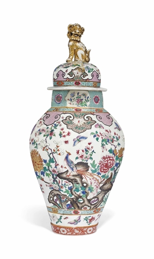 A LARGE CHINESE-STYLE BALUSTER JAR AND COVER 
20TH CENTURY 
Of octagonal section, decorated in