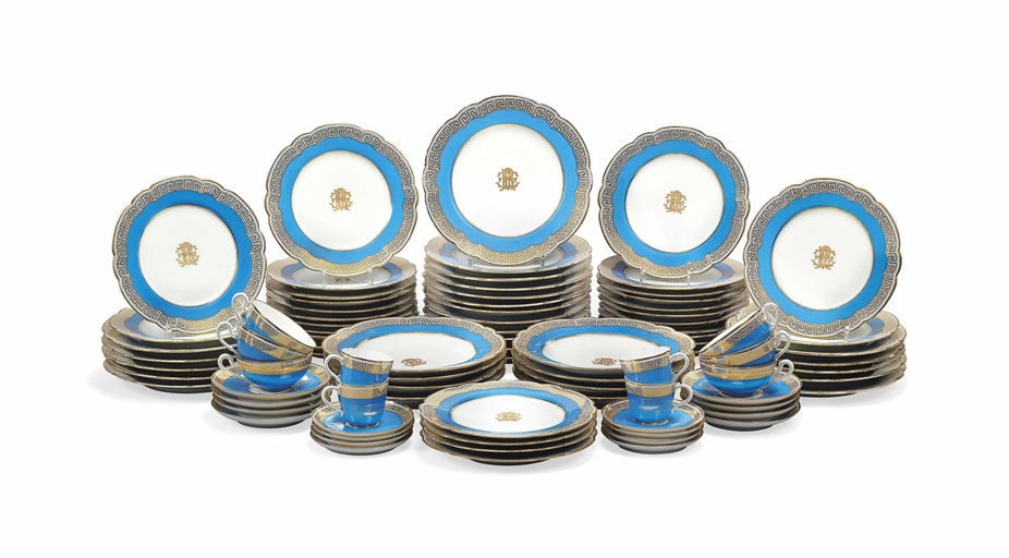 A PARIS (HACHE & PEPIN) PART DINNER-SERVICE 
CIRCA 1900, RED PRINTED MARKS 
The lobed plates with