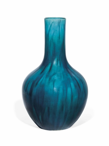 A LARGE CHINESE TURQUOISE-GLAZED BOTTLE VASE 
18TH CENTURY 
Covered in a finely crackled and