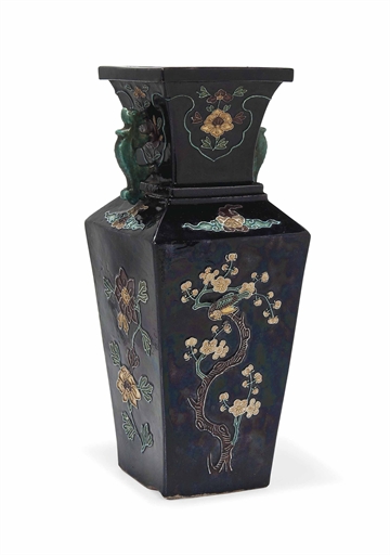 A CHINESE FAHUA-GLAZED VASE 
19TH CENTURY 
Of square section with two dragon-form handles to the