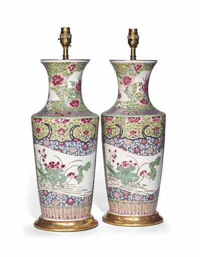 A PAIR OF CHINESE FAMILLE ROSE VASES 
19TH/20TH CENTURY 
Each decorated in gilt and enamels to the