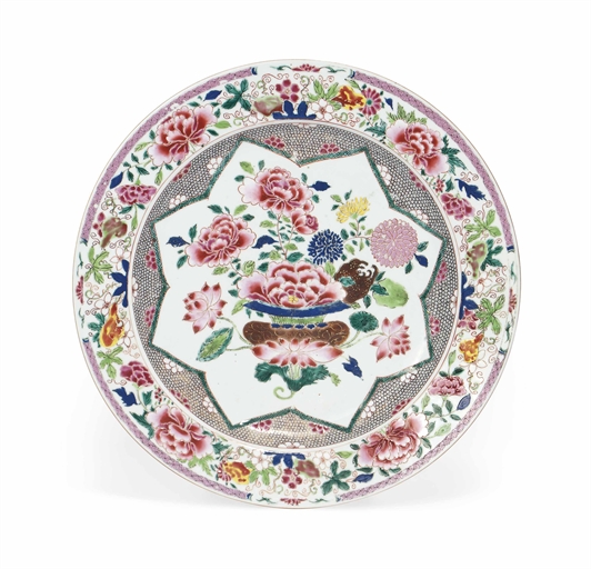 A LARGE CHINESE FAMILLE ROSE DISH 
YONGZHENG PERIOD (1723-1735) 
Boldly enamelled with a