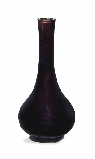 A SMALL CHINESE AUBERGINE-GLAZED BOTTLE VASE 
KANGXI PERIOD (1662-1722) 
Covered in a rich dark