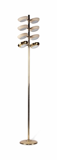 A PIETRO CHIESA BRASS AND GLASS FLOOR LAMP 
CIRCA 1970s 
Having eight pivoting shades supported from