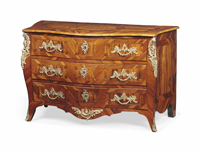 A FRENCH WALNUT AND FRUITWOOD INLAID SERPERTINE COMMODE 
IN THE MANNER OF HACHE, GRENOBLE, MID-