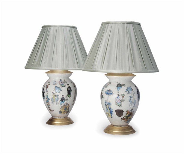 A PAIR OF DECALCOMANIA GLASS TABLE LAMPS 
OF RECENT MANUFACTURE 
Decorated with Chinoiserie