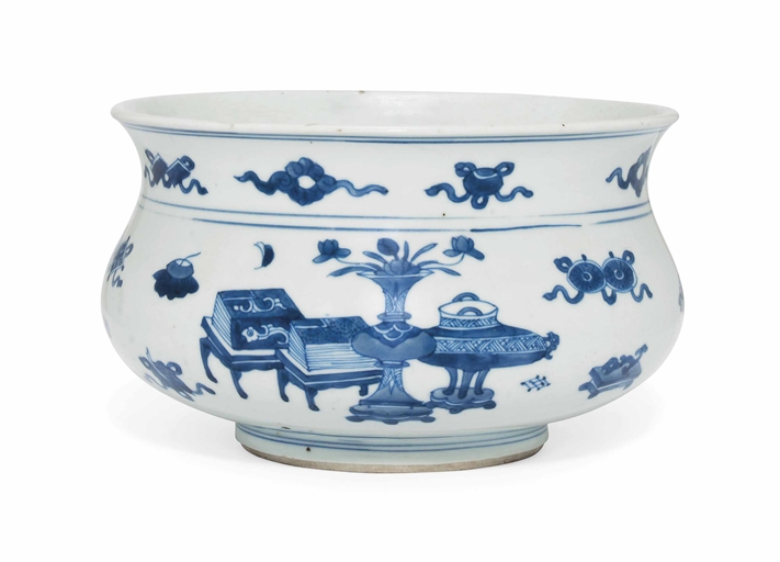 A CHINESE BLUE AND WHITE BOMBÉ TRIPOD CENSER 
KANGXI PERIOD (1662-1722) 
Painted in inky tones of