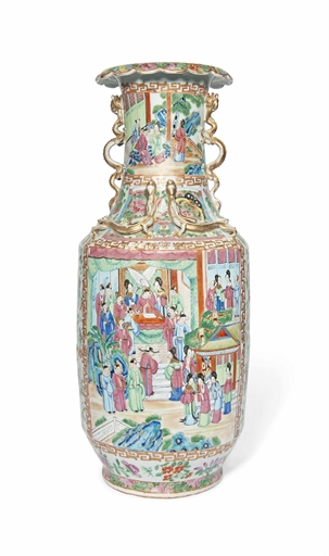 A LARGE CANTONESE FAMILLE ROSE VASE 
19TH CENTURY 
With foliate rim and moulded dragon handles to