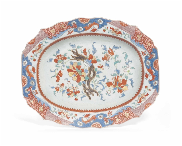 A CHINESE VERTE-IMARI OBLONG DISH 
18TH CENTURY 
The dish decorated in gilt and enamels to the