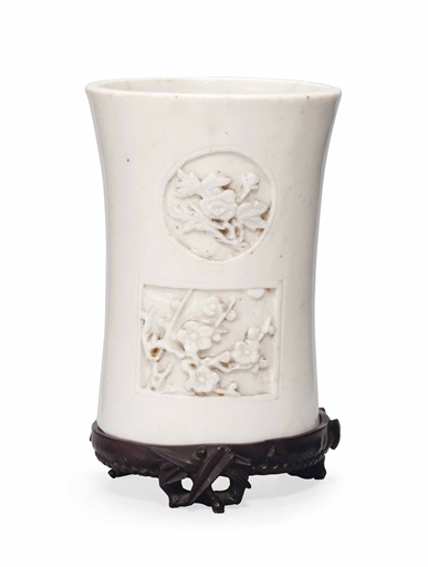 A CHINESE DEHUA BRUSH POT, BITONG 
17TH/18TH CENTURY 
Of slightly flaring form, with two