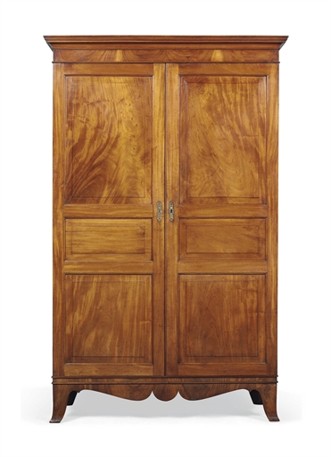A REGENCY MAHOGANY LINEN PRESS 
CHANNEL ISLANDS, CIRCA 1810 
The moulded cornice above panelled