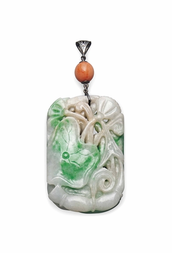 A CHINESE JADEITE PENDANT 
20TH CENTURY 
Of rounded rectangular form, carved and pierced with