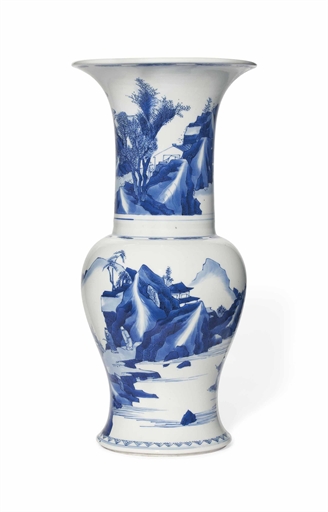 A CHINESE BLUE AND WHITE 'PHOENIX-TAIL' VASE 
KANGXI PERIOD (1662-1722) 
The vase decorated in