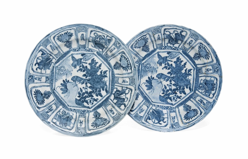 A PAIR OF CHINESE BLUE AND WHITE KRAAK PORCELAIN DISHES 
16TH/17TH CENTURY 
Each painted to the