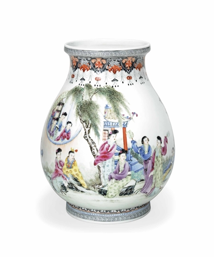 A CHINESE ENAMELLED BALUSTER VASE 
20TH CENTURY 
With short neck, decorated with a continuous