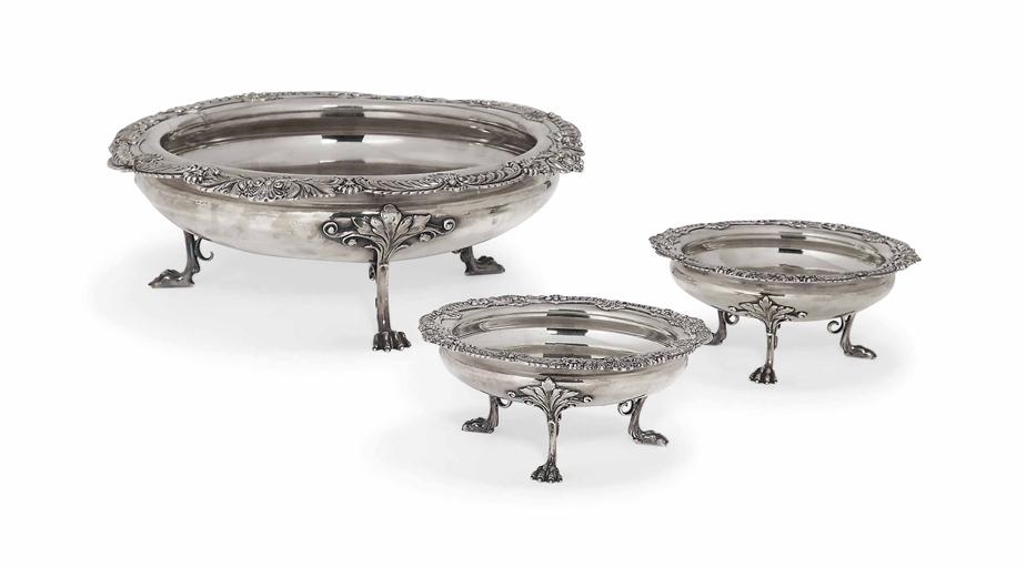 AN EDWARDIAN SILVER FRUIT BOWL AND A MATCHED PAIR OF SMALLER BOWLS EN SUITE
ALL WITH MARK OF JAMES