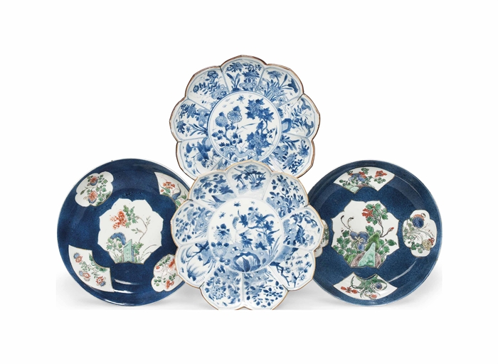 A PAIR OF CHINESE FAMILLE VERTE DISHES AND A PAIR OF BLUE AND WHITE DISHES
KANGXI PERIOD (1662-1722)