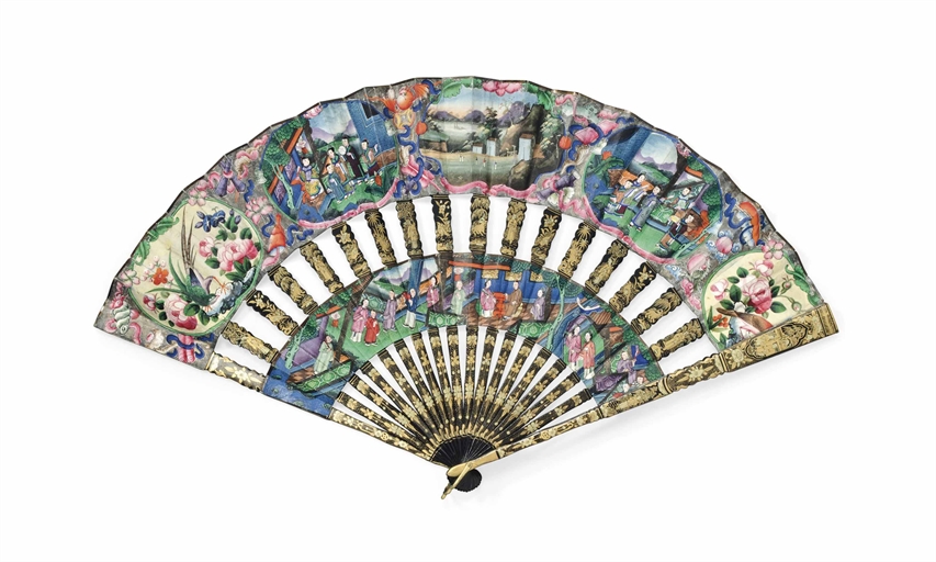 A CANTONESE CABRIOLET FAN 
19TH CENTURY 
The two paper leaf panels decorated with ivory faced