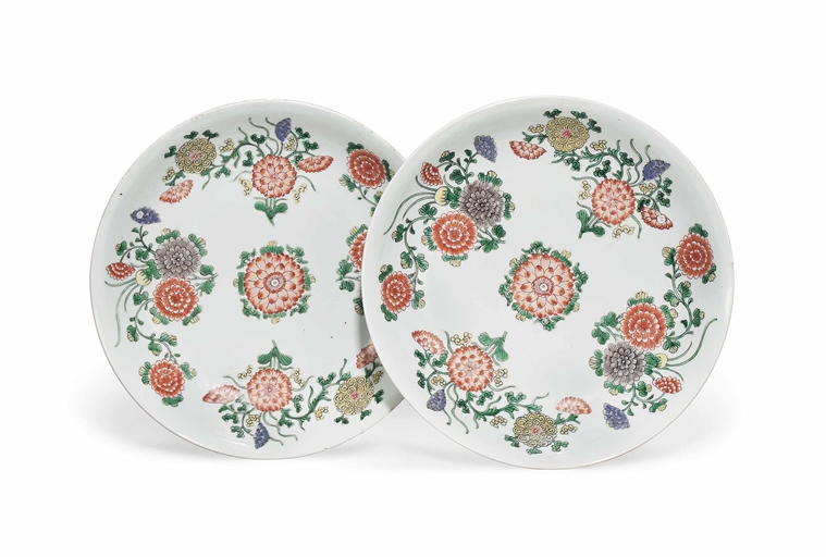 A PAIR OF CHINESE FAMILLE VERTE DISHES 
KANGXI PERIOD (1662-1722) 
Each enamelled to the centre with