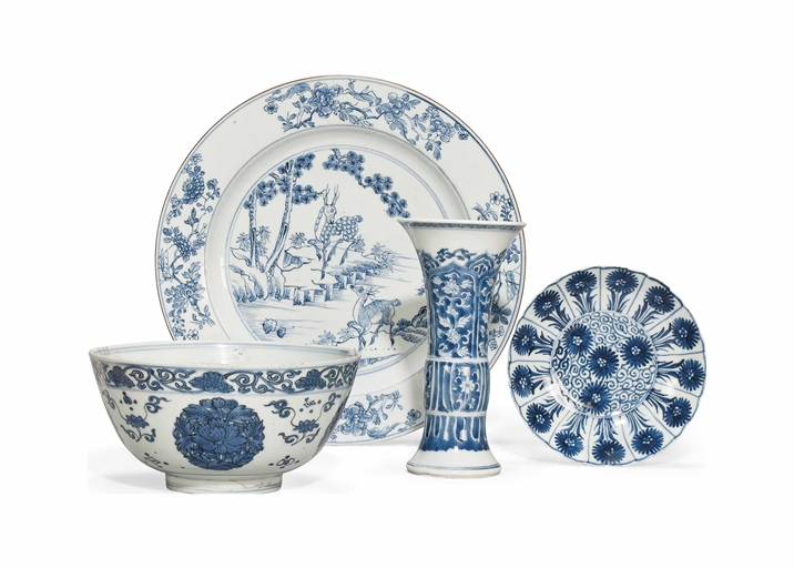 FOUR CHINESE BLUE AND WHITE ITEMS 
WANLI PERIOD (1573-1619) AND LATER 
Comprising a gu vase