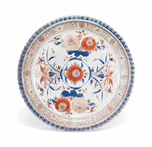 A CHINESE IMARI DISH 
EARLY 18TH CENTURY 
With barbed rim, decorated to the centre in underglaze