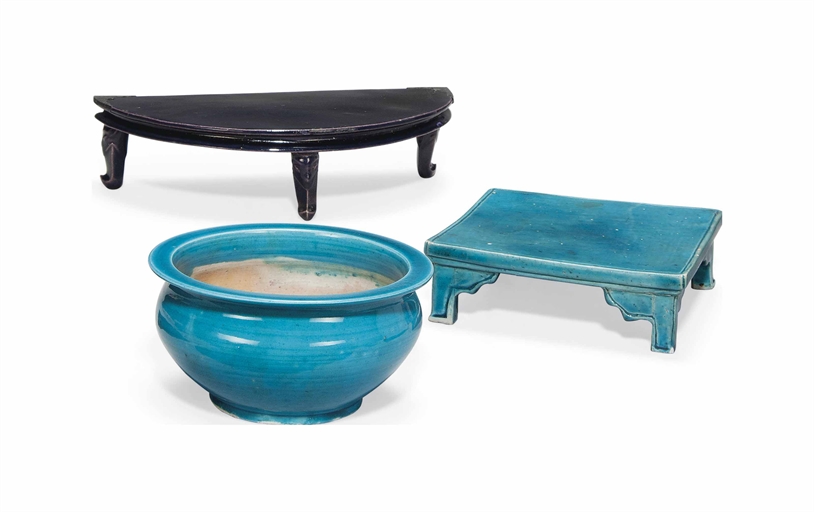 THREE CHINESE GLAZED ITEMS 
KANGXI PERIOD (1662-1722) 
Comprising a turquoise-glazed square stand; a