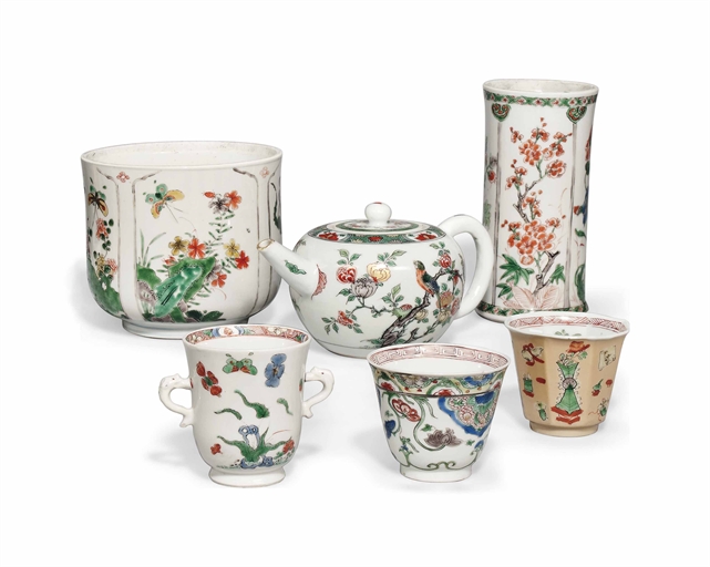 SIX CHINESE FAMILLE VERTE ITEMS 
KANGXI PERIOD (1662-1722) 
Comprising a globular teapot and