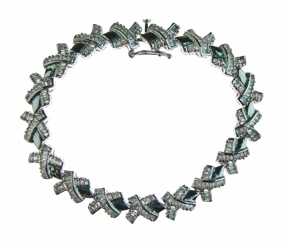 Diamond bracelet, the seventeen kiss links set with baguette diamonds throughout, 17.5cm long