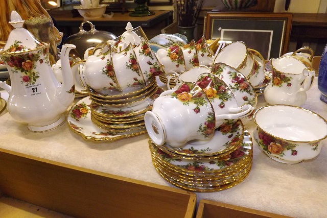 ROYAL ALBERT COUNTRY ROSES TEA & COFFEE SERVICE