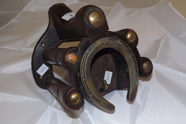 WALL MOUNTED HORSE BRIDLE BRACKET WITH BRASS HORSESHOE INSET