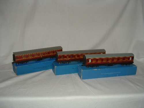 HORNBY DUBLO 3R - 3 x D3 LMS Maroon Coaches - 2 x 1st/3rdand a 3rd/Brake. Good Plus in 2 x Good Plus