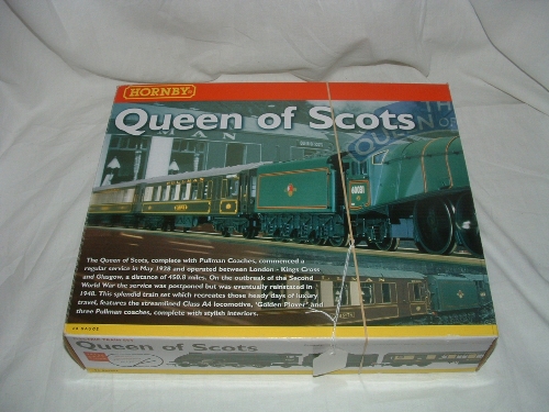 HORNBY R1024 `The Queen of Scots` Train Pack comprising BR Green Class A4 4-6-2 `Golden Plover`