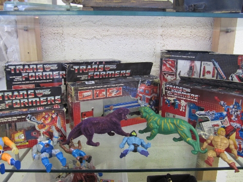 A large quantity of Transformers, robot toys, some in original boxes.