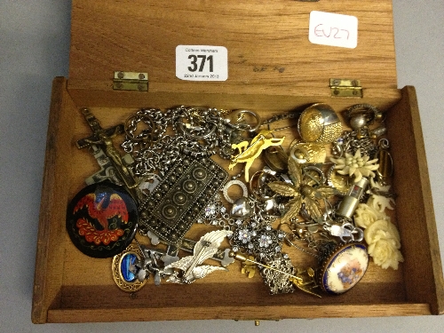 A box of costume jewellery.