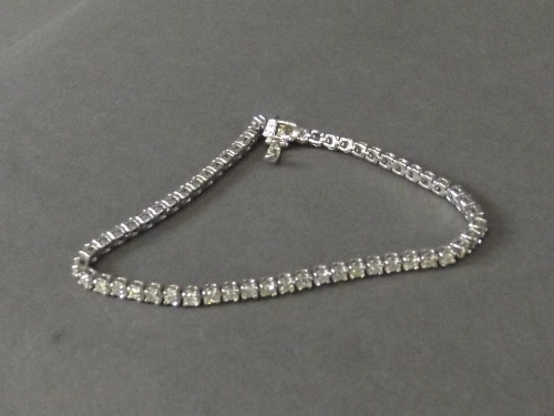 An 18ct white gold tennis bracelet set with diamonds totalling 2.9cts