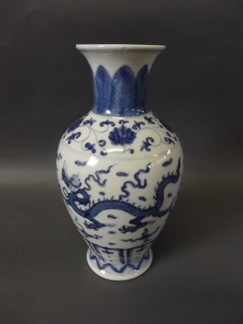 A Chinese blue and white porcelain vase decorated with dragons and a floral pattern, 6 character