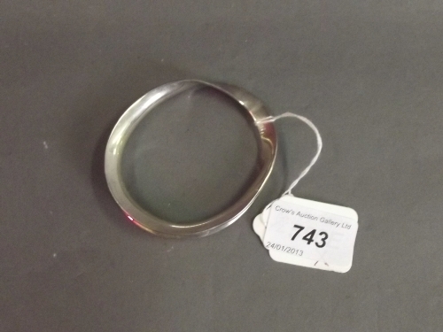 A modernist silver bangle, 43g