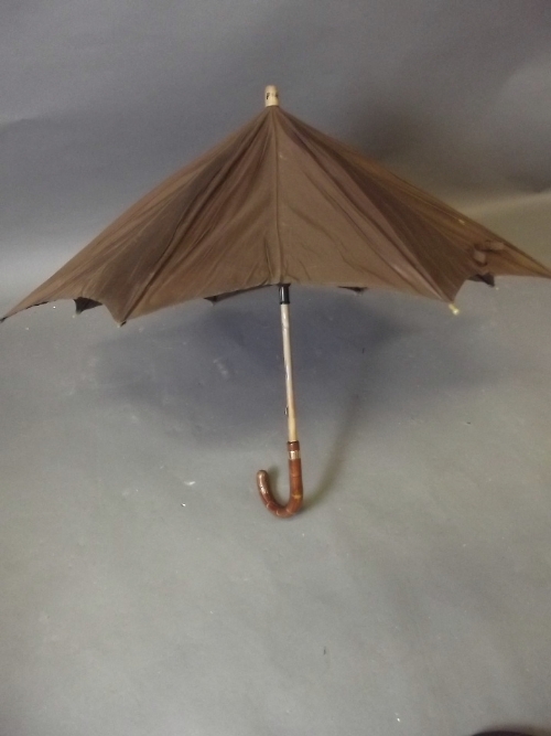 A ladies leather handled umbrella with 9ct gold ferule, umbrella marked Paragon S. Fox & Co. Ltd,