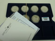 'Lest we forget' WWI and II silver commemorative coins with paperwork (7)