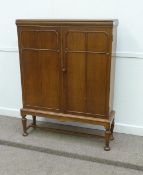 Early 20th Century Waring & Gillow oak bookcase enclosed by two doors