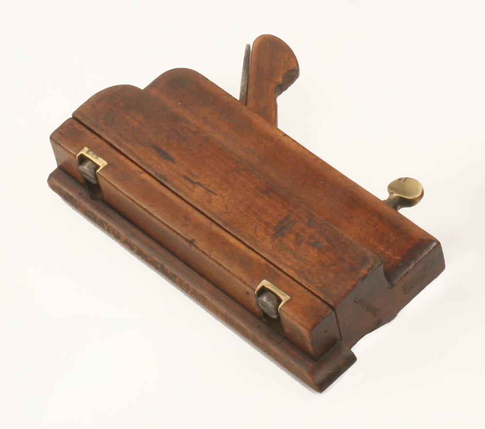 An unusual 6 1/2" grooving plane by I LUND London (mark F) with orig shaped fence (Russell