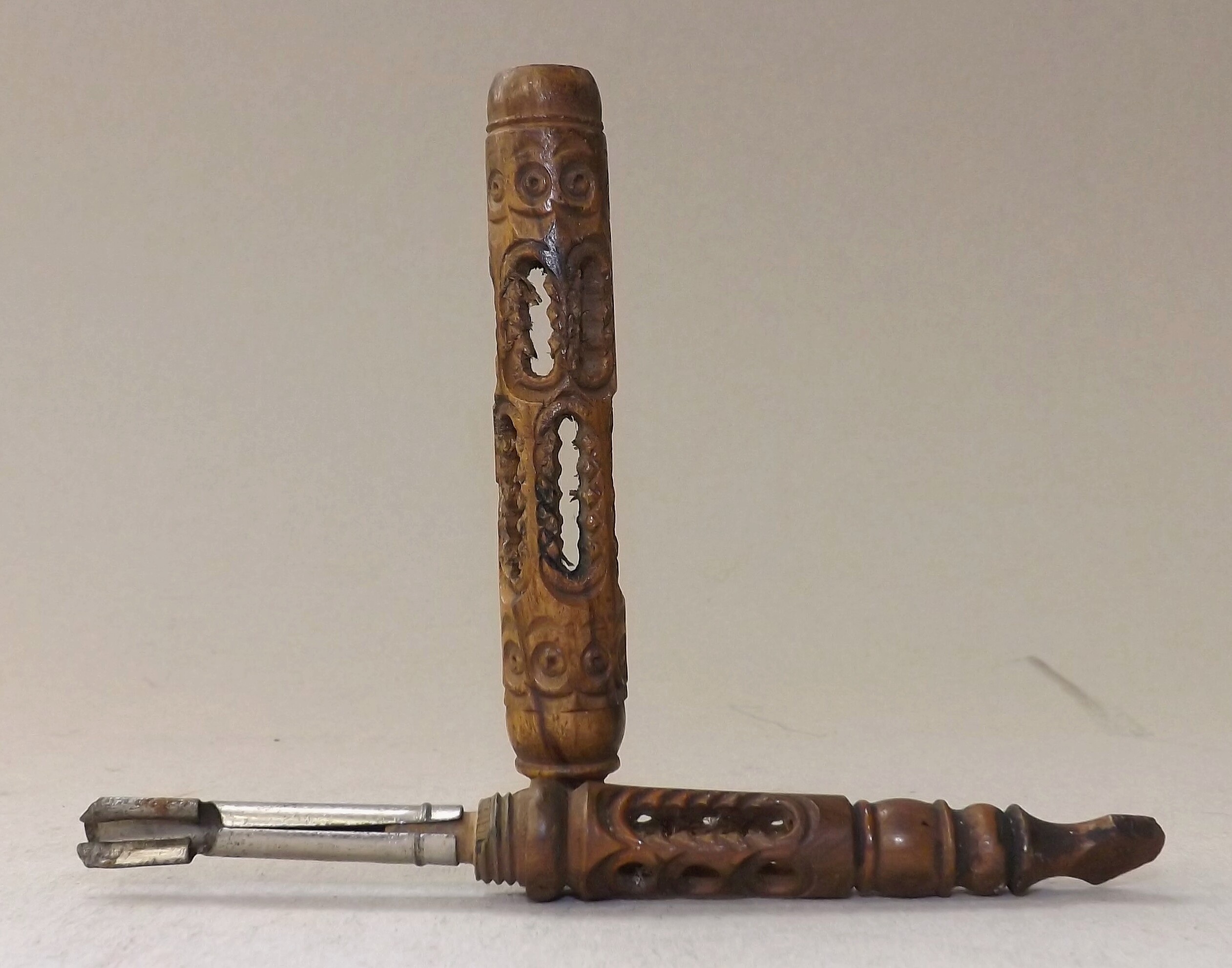 An olive wood Stanhope pen with a view of the Temple in Solomon, length 15cm.