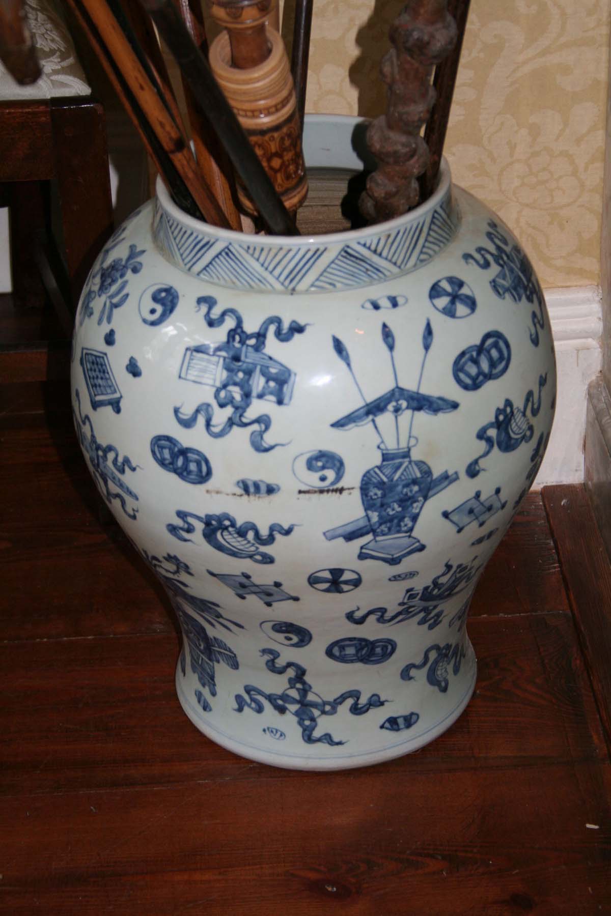 A BLUE AND WHITE ORIENTAL BALUSTER SHAPED STICK STAND, 46cm high.