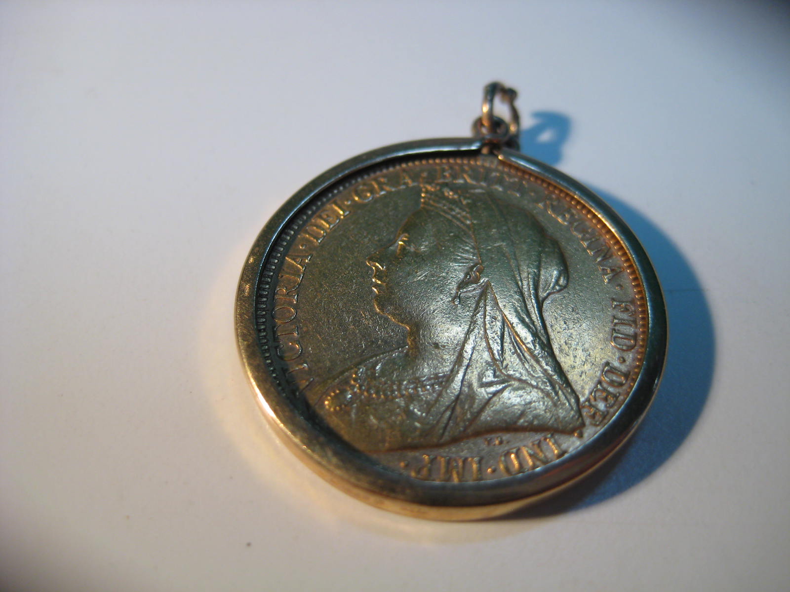 An 1896 sovereign in gold mount