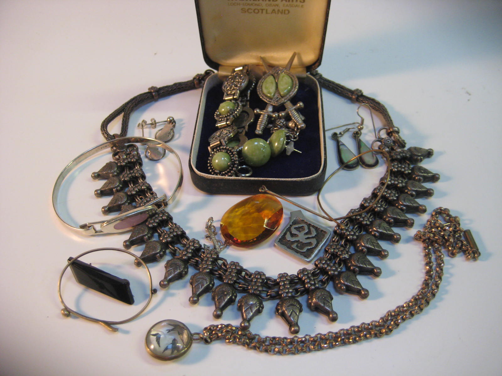 A bag of collectable jewellery and novelties