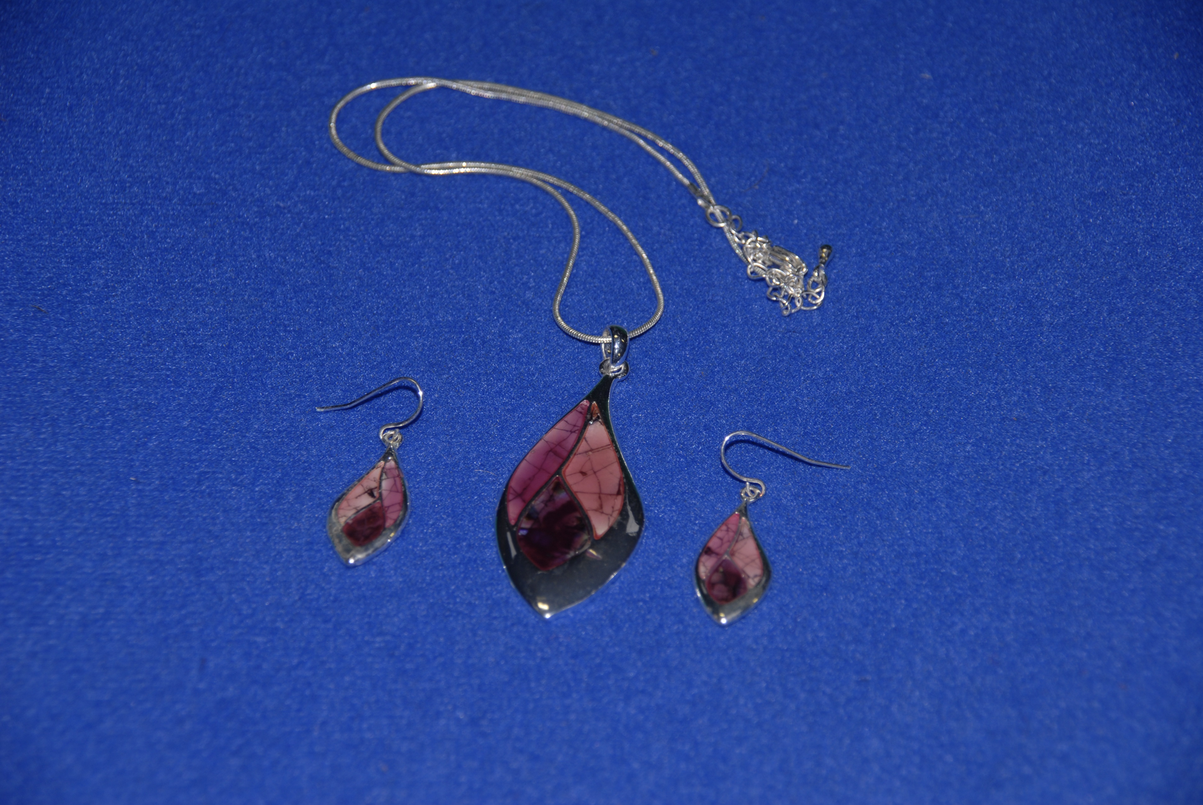 A large enamel tear-drop pendant on chain, and matching ear-rings