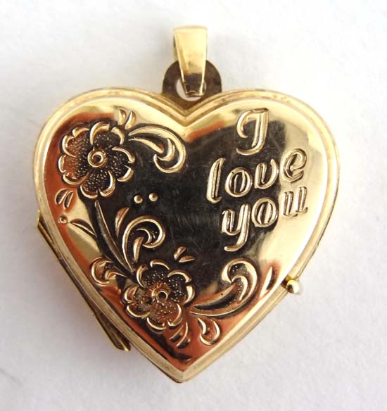 A 9ct gold heart shaped pendant with engraved decoration and `I Love You ` 3 /4" wide